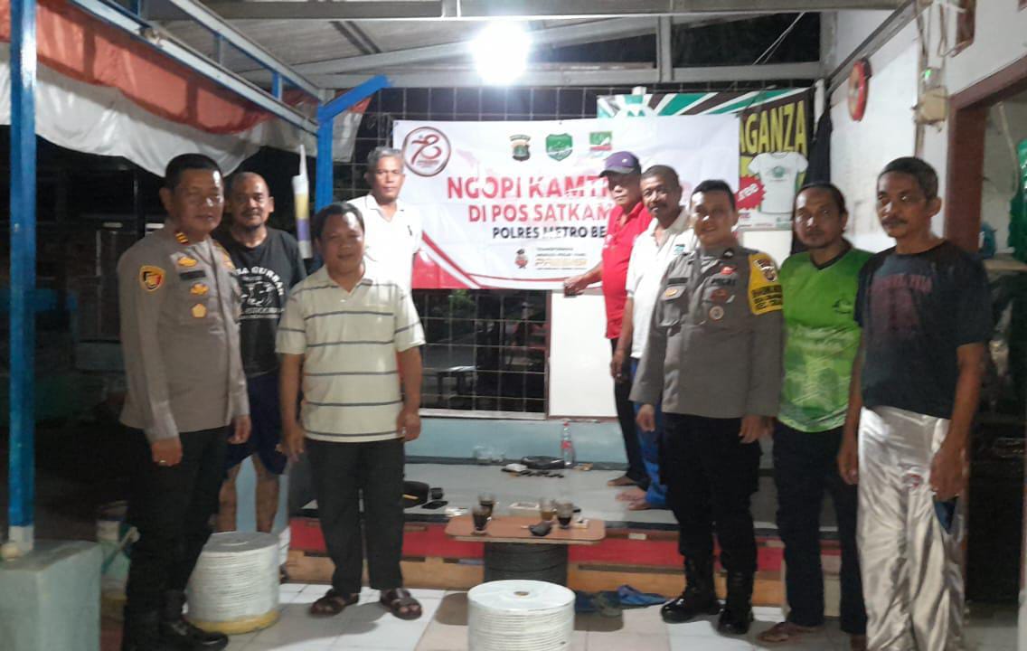 Kapolsek Cibarusah AKP Yendrizen Berikan Arahan Pada Warga DanTertibkan Satkamling Di Perum Cibarusah Indah Kabupaten Bekasi