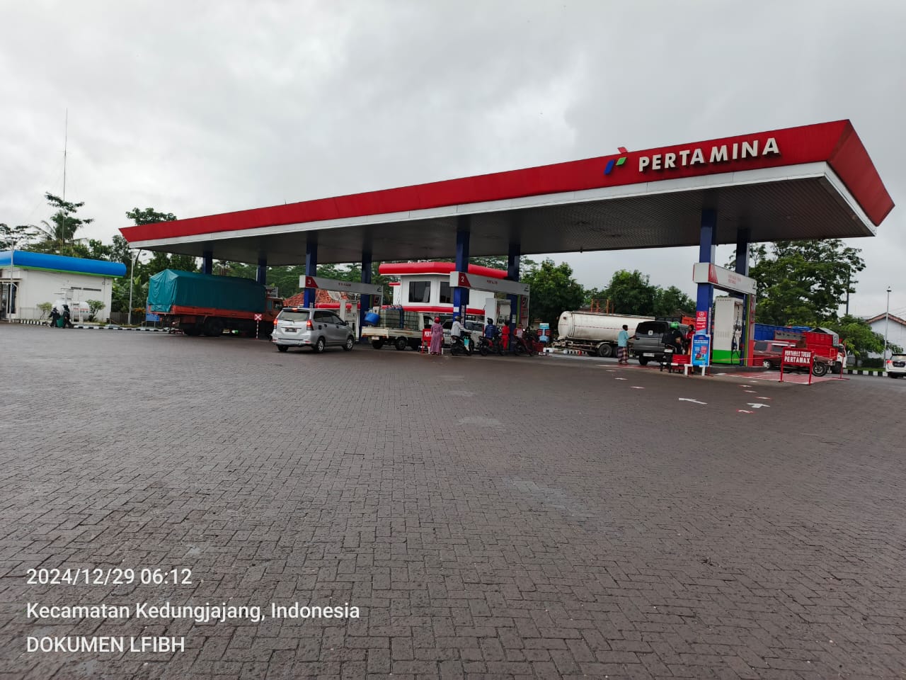 Diduga Aturan Semau Sendiri Mengenai Pengisian Bensin Dengan Kode QR Diterapkan Di SPBU 54.673.06, Kedung Jajang, Lumajang, Jawa Timur