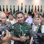 Pangdam XII Tpr Terima Penghargaan dari Para Tokoh Lintas Etnis Kalbar Sebagi Ucapan Apresiasi Atas Kinerja yang Baik Pangdam XII Tpr Terima Penghargaan dari Para Tokoh Lintas Etnis Kalbar Sebagi Ucapan Apresiasi Atas Kinerja yang Baik