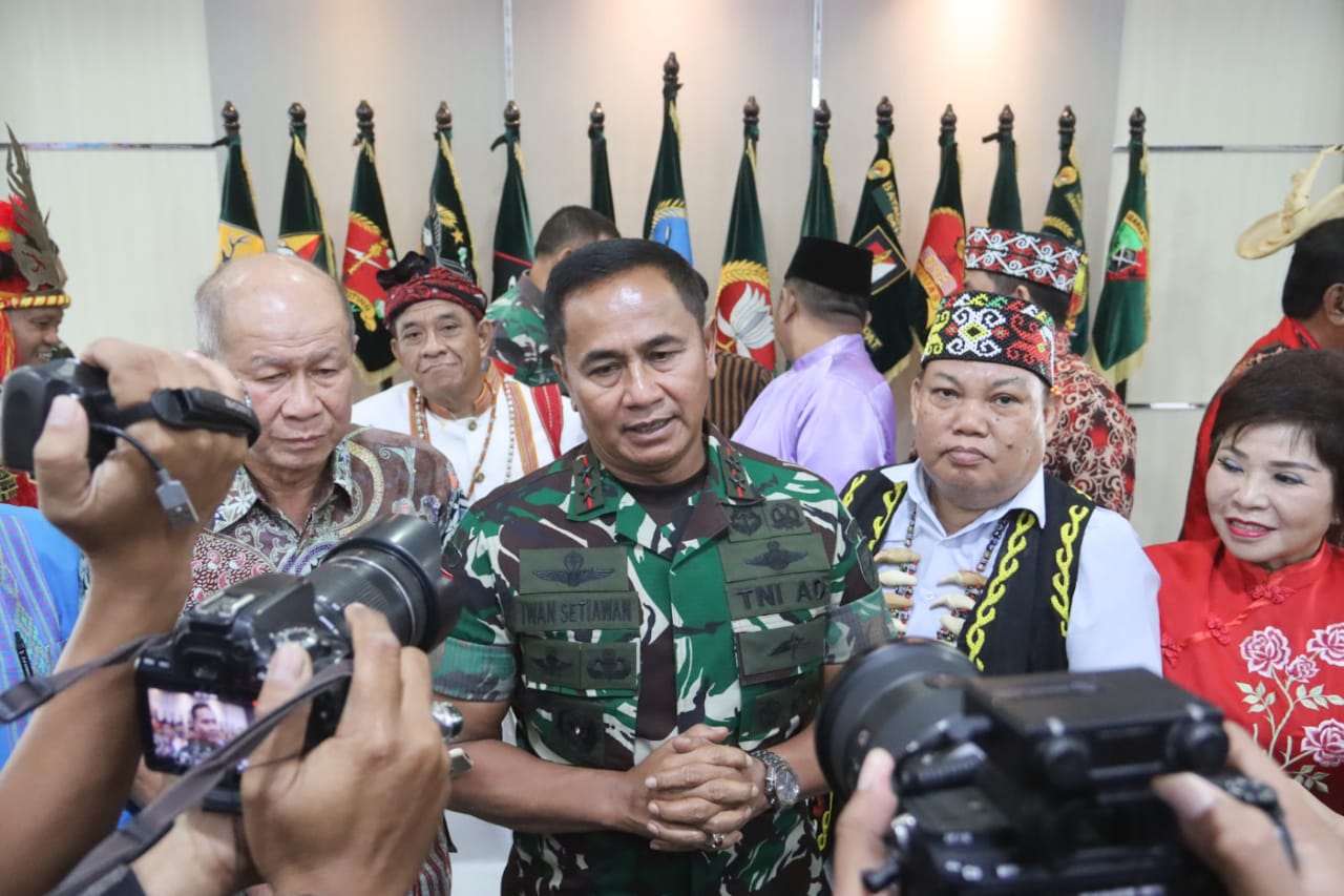 Pangdam XII Tpr Terima Penghargaan dari Para Tokoh Lintas Etnis Kalbar Sebagi Ucapan Apresiasi Atas Kinerja yang Baik