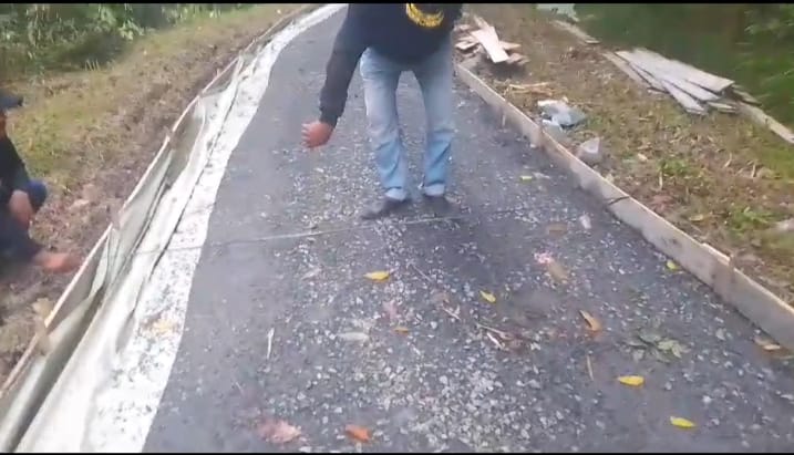 Kontroversi Proyek Cor Jalan Desa Sukadamai, Kecamatan Sukamakmur, Warga Kompak Ganjal Papan Bekisting