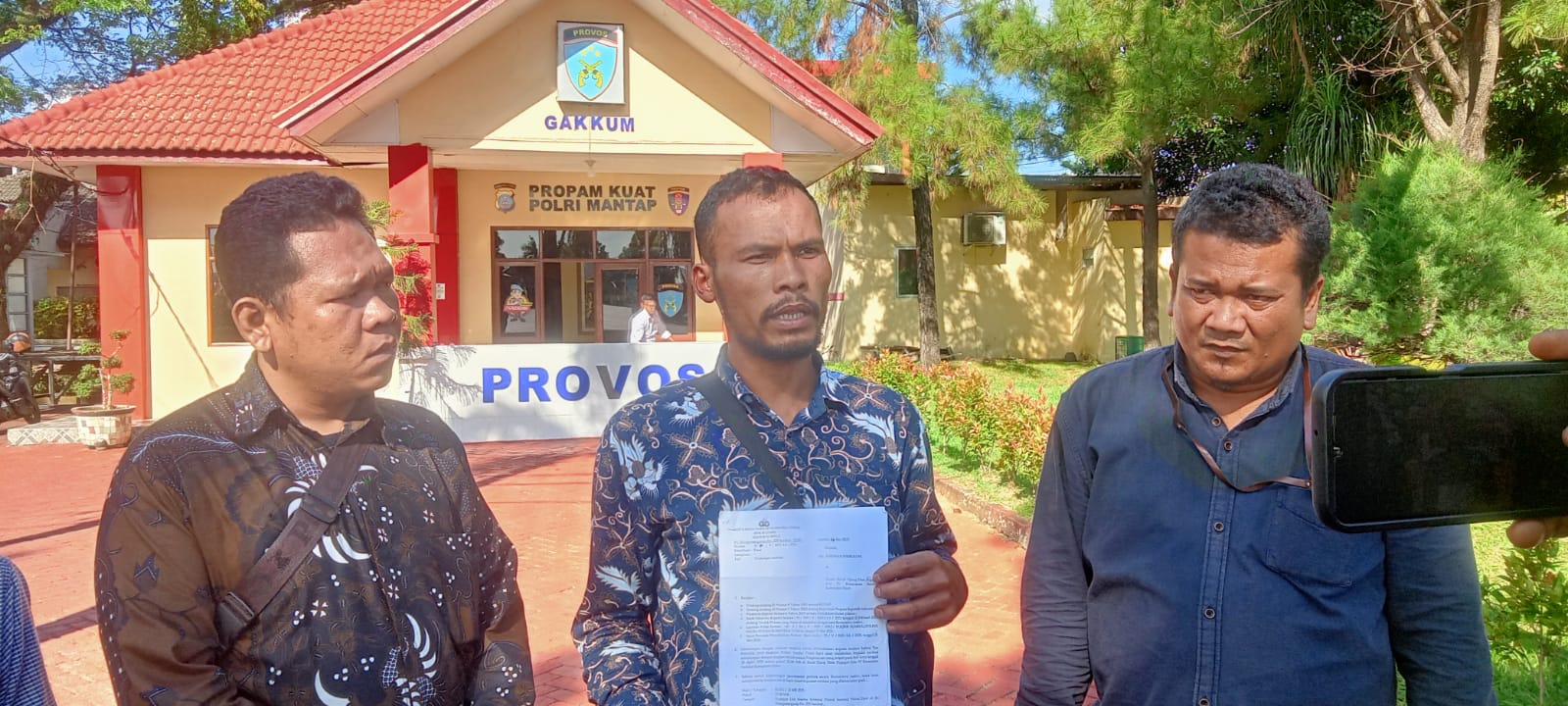 Diduga Jadi Korban Penganiayaan, Petani Dairi Malah Ditetapkan Tersangka: Didampingi Kuasa Hukum Lapor ke Propam Mabes Polri Diduga Jadi Korban Penganiayaan, Petani Dairi Malah Ditetapkan Tersangka: Didampingi Kuasa Hukum Lapor ke Propam Mabes Polri
